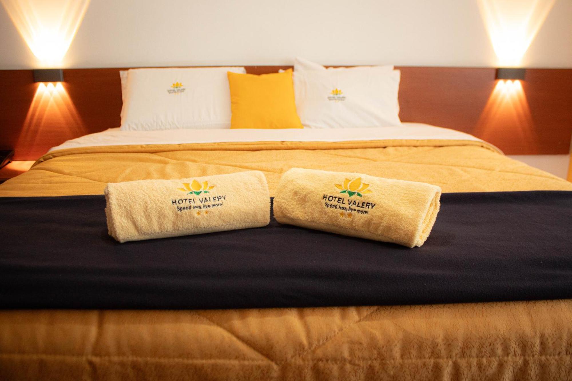 Hotel Valery 2 Estrellas Уарас Екстериор снимка
