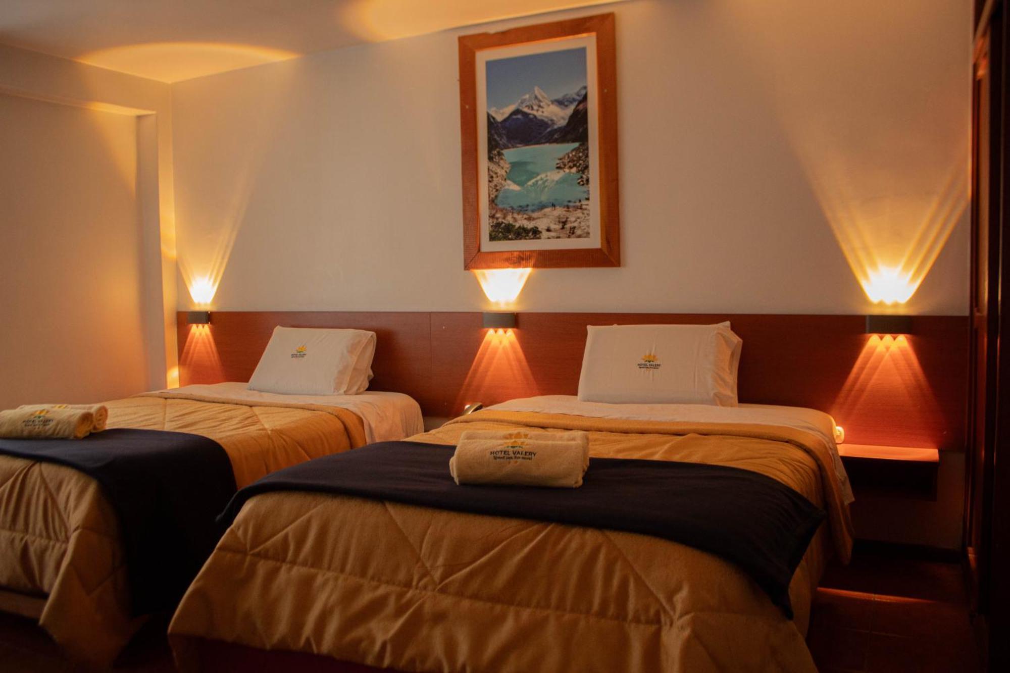 Hotel Valery 2 Estrellas Уарас Екстериор снимка