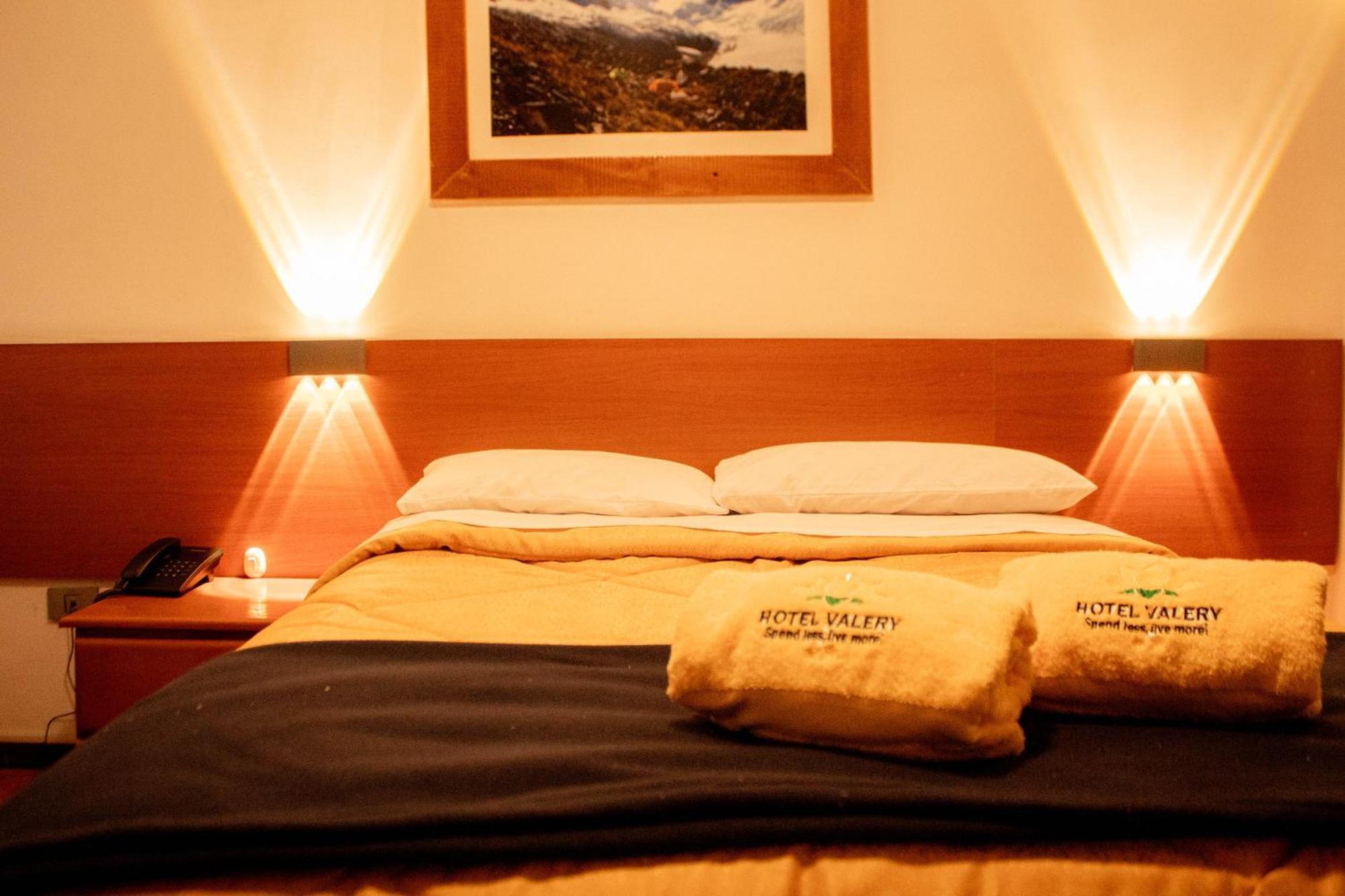 Hotel Valery 2 Estrellas Уарас Екстериор снимка