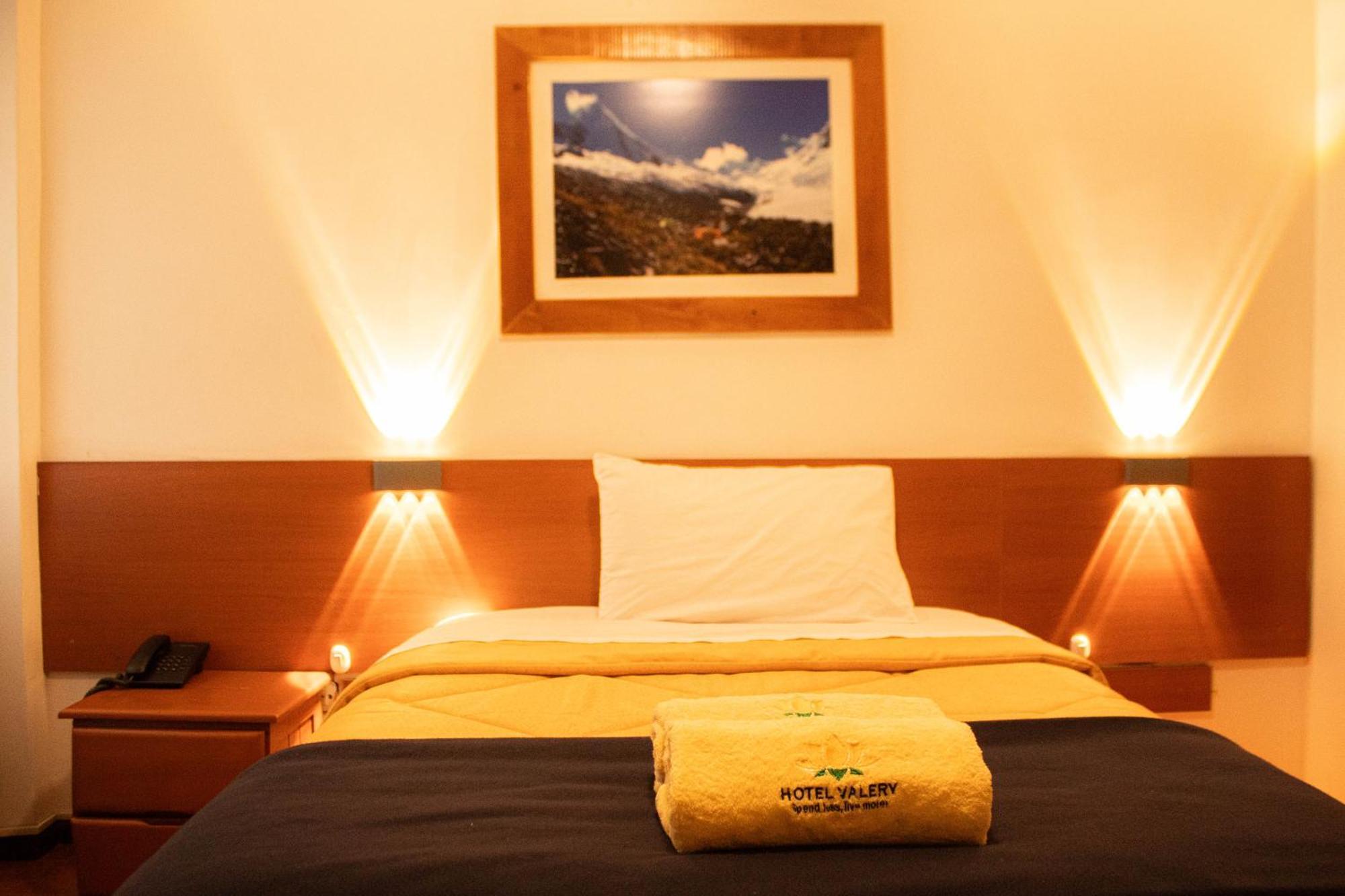 Hotel Valery 2 Estrellas Уарас Екстериор снимка