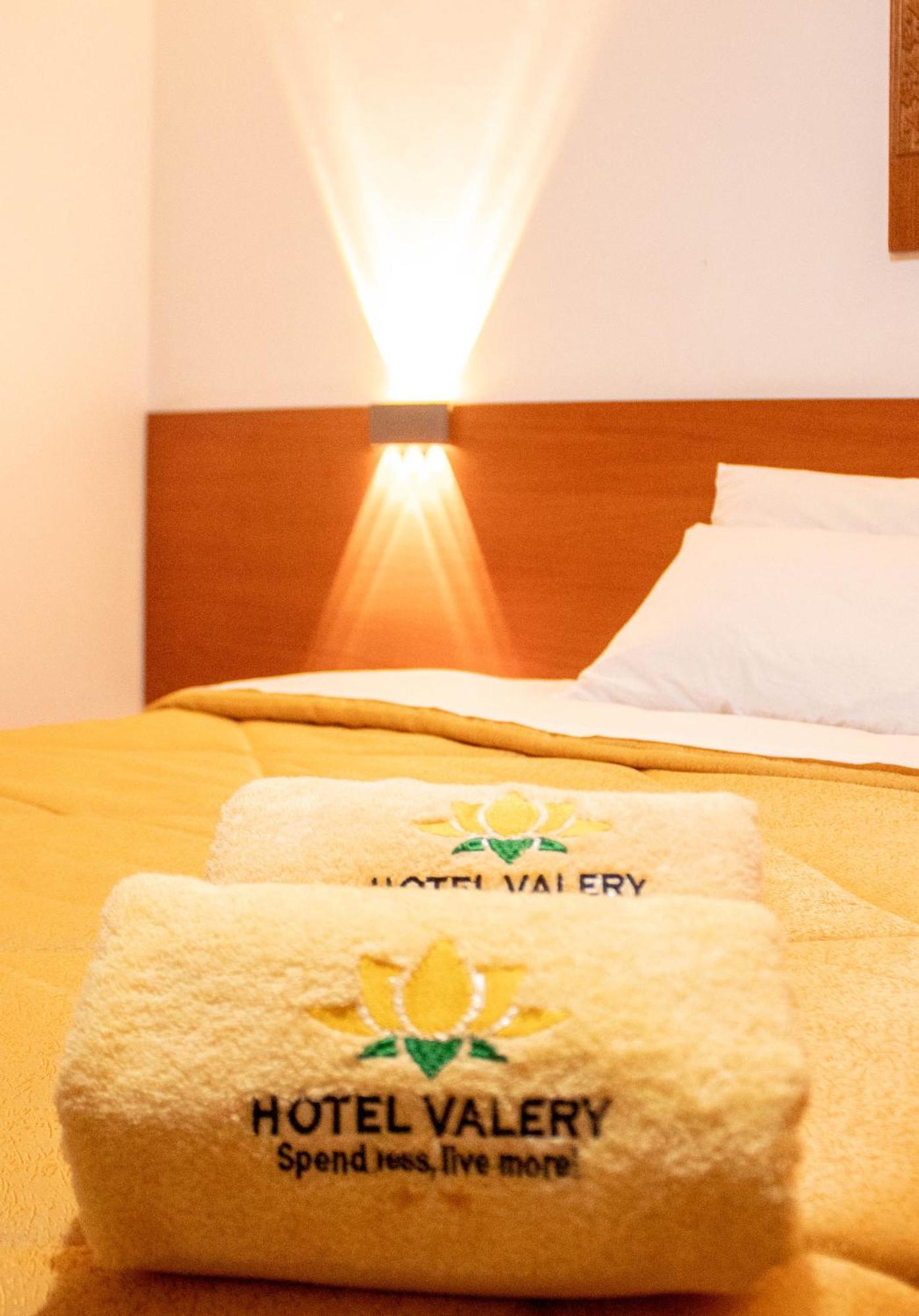Hotel Valery 2 Estrellas Уарас Екстериор снимка