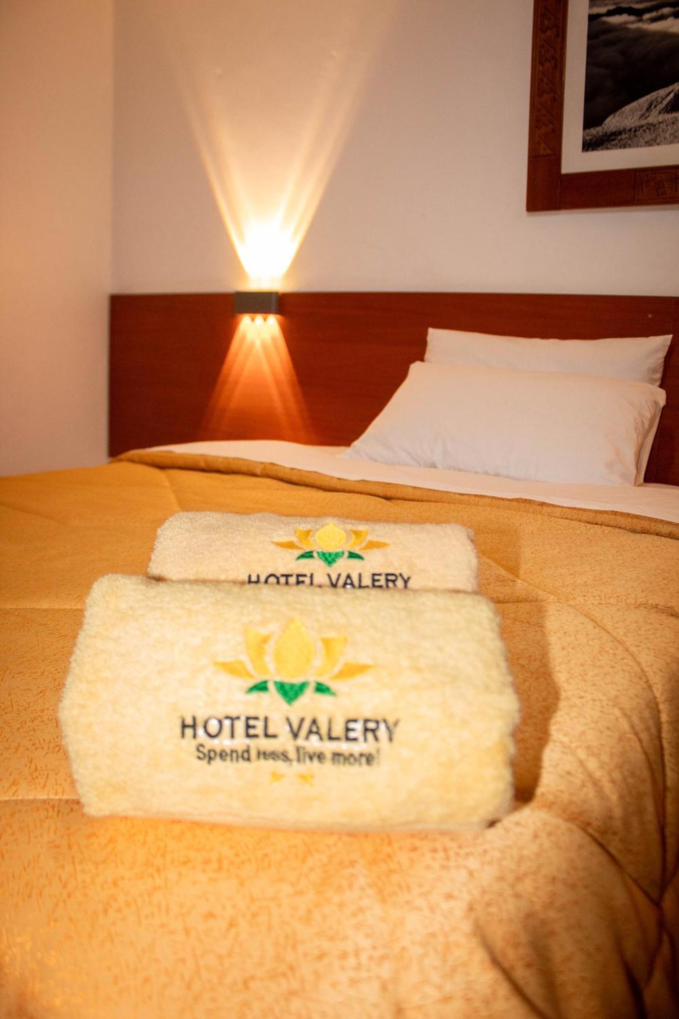 Hotel Valery 2 Estrellas Уарас Екстериор снимка