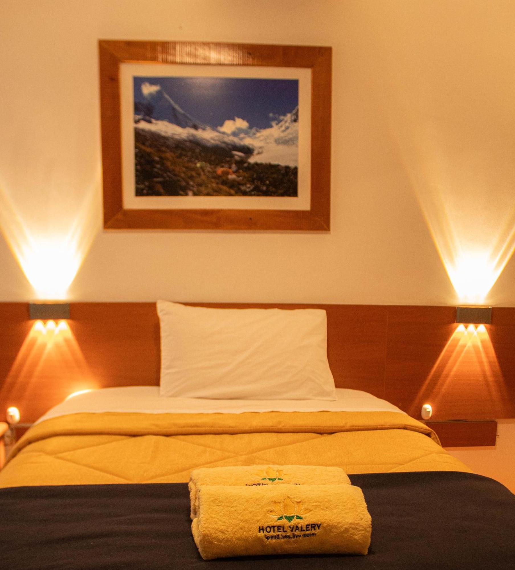Hotel Valery 2 Estrellas Уарас Екстериор снимка