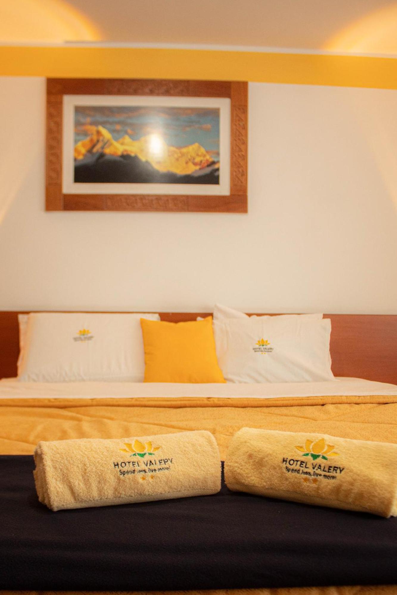 Hotel Valery 2 Estrellas Уарас Екстериор снимка